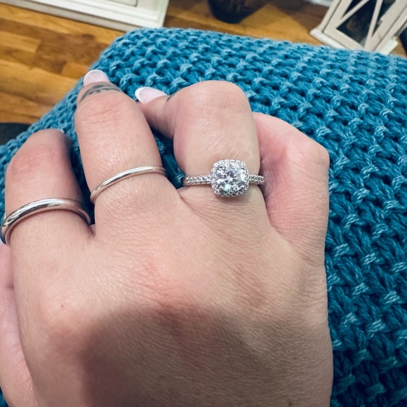 Moissanite ring - Picture 3 of 9